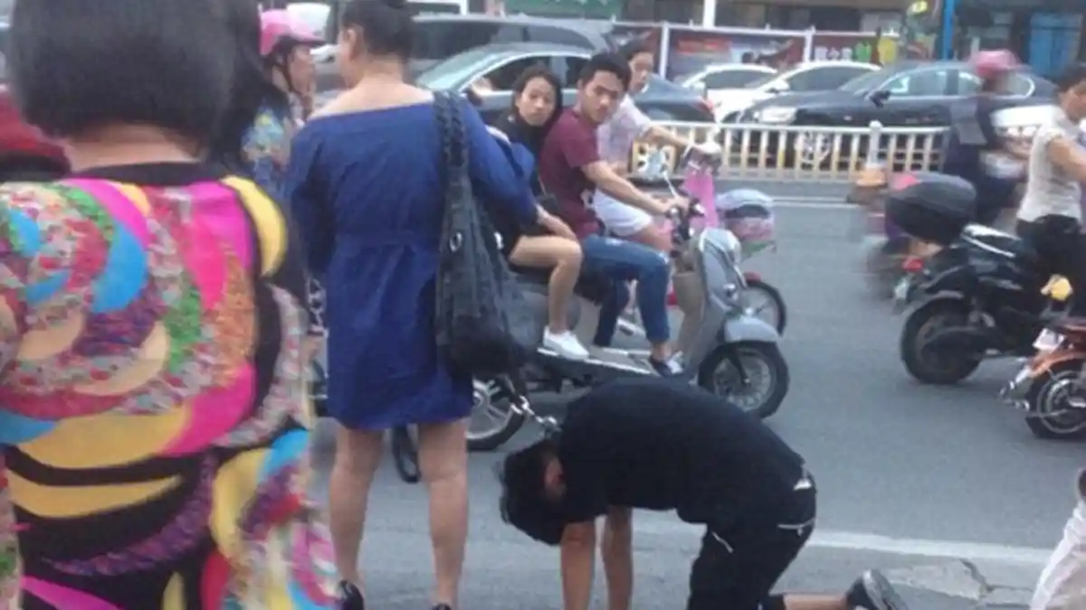 Astaga! Pria ini Dipaksa Berjalan Seperti Seekor Anjing. Apa Alasannya ?
