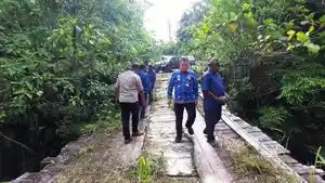 20240418_pj-bupati-maybrat-lihat-jembatan-di-aisa.jpg