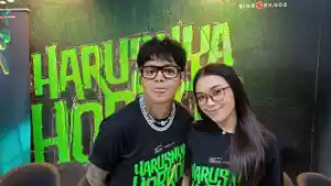Reza-Arap-dan-Lula-Lahfah-saat-ditemui-di-konferensi-pers-film-Harusnya-Horor-di-Jakarta-Barat.jpg
