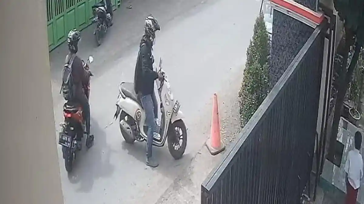 Dua Pencuri Terekam CCTV Gondol Motor Guru SDN 2 Grinting Brebes yang Diparkir di Depan Gerbang
