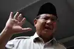 calon-presiden-prabowo-subianto-mendengarkan-pertanyaan-media-saat-memberikan-keterangan-pers.jpg