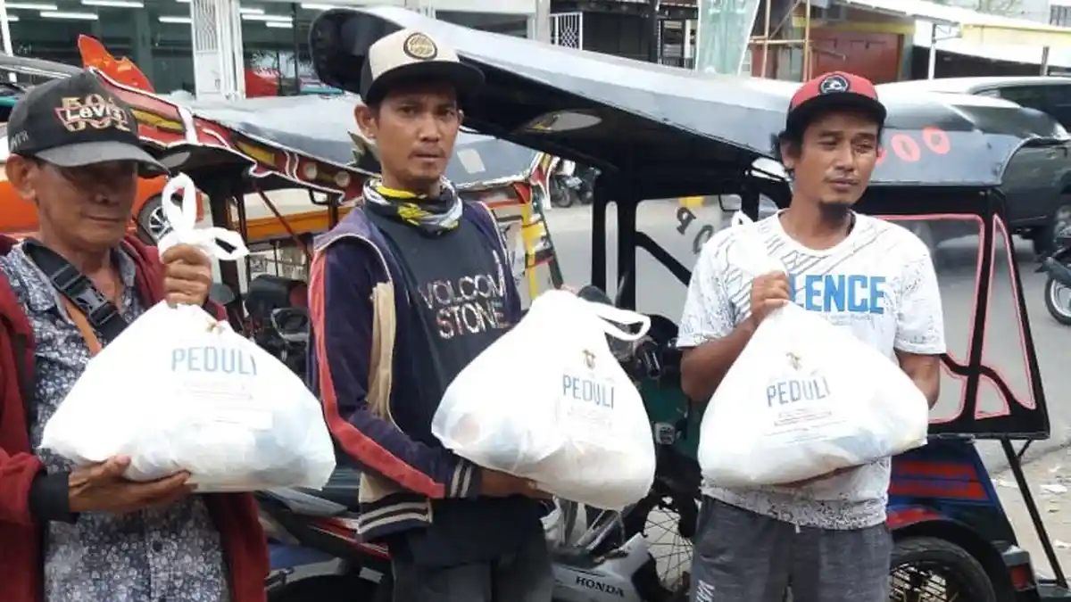 Aksi Serentak Dosen Farmasi Unhas Bagi Sembako untuk Warga Terdampak Covid-19