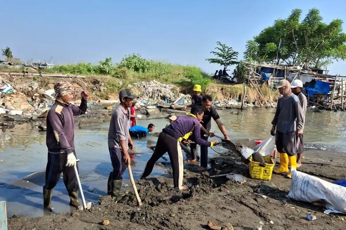 Capek Tak Kunjung Diperhatikan, Nelayan Gang Entong Tegal Gotong Royong Keruk Lumpur Sedimentasi