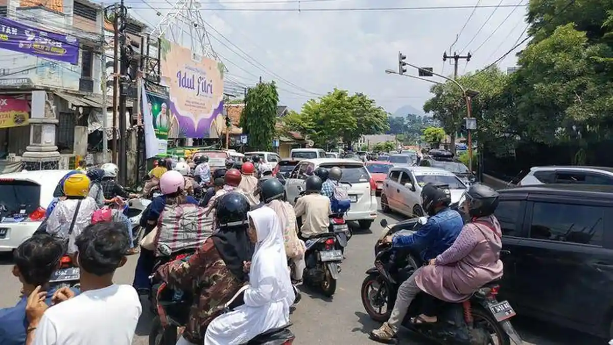 Kawasan Pertigaan Combro Purwakarta Macet Dipadati Pemudik Lokal dan Wisatawan
