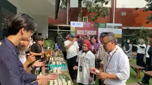 Visit-booth-mahasiswa-saat-menjajakan-olahan.jpg
