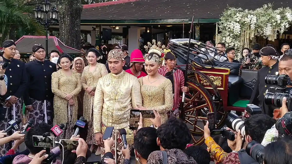 Beda Sikap dengan Kaesang, Erina Justru Senang Lihat Mertua Asyik Foto Bareng Teman di Pelaminan
