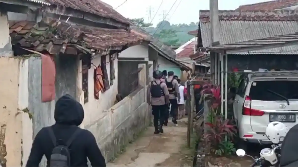 Rumah BS Diduga Teroris di Sukabumi Digeledah Densus 88, Warga: Orangnya Baik, Cuma Tidak Bergaul