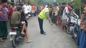 TABRAK-LARI-Polsek-Robatal-saat-menunjukkan-lokasi-kecelakaan-diduga-tabrak-lari-Sampang.jpg