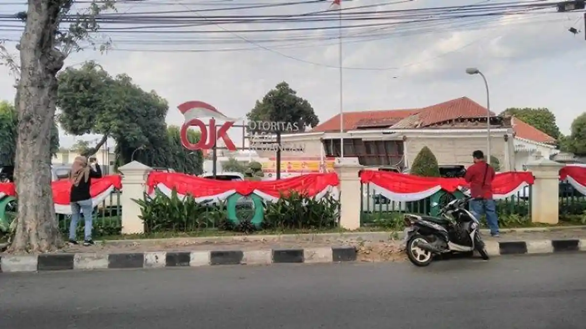 Sudah Dalam Kondisi Miring, Gedung OJK di Semarang Akhirnya Roboh