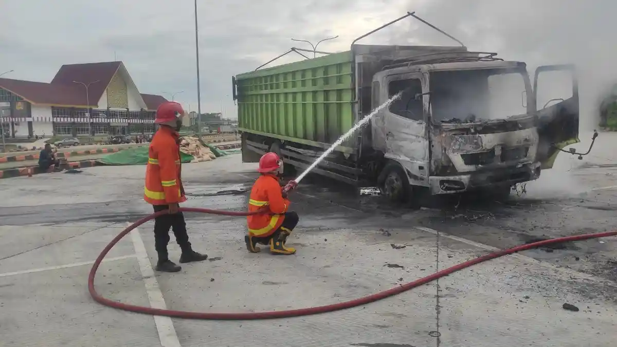 Truk Terbakar di Tol Kalianda Diduga Korsleting Listrik