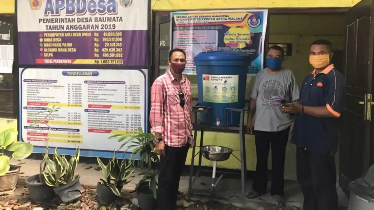 Lawan Covid-19, Abraham Bagikan Perlengkapan Kesehatan di NTT