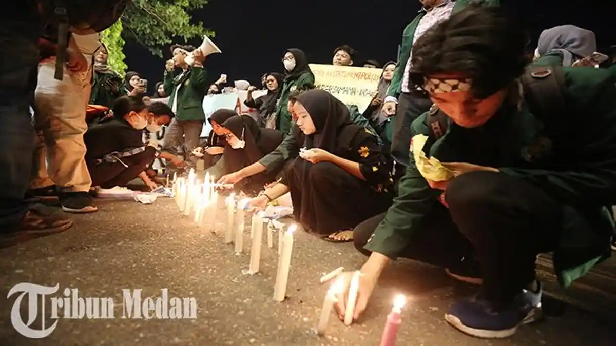 Berita Foto: Pertanyakan Kasus Kematian Mahira, Puluhan Mahasiswa USU Bakar Lilin di Polda Sumut - 09062023_AKSI-SOLIDARITAS_ABDAN-SYAKURO-10.jpg