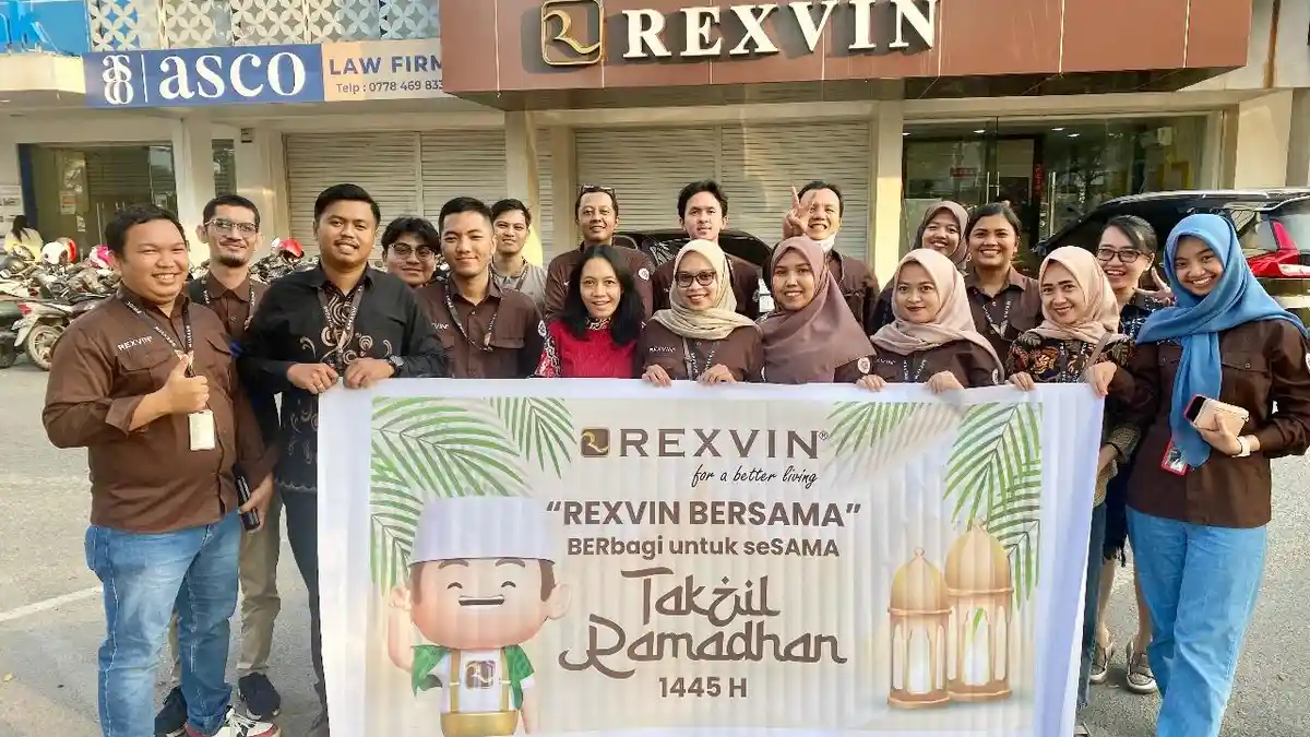 REXVIN GROUP Bagikan Takjil Kepada Pengendara di Simpang Gelael