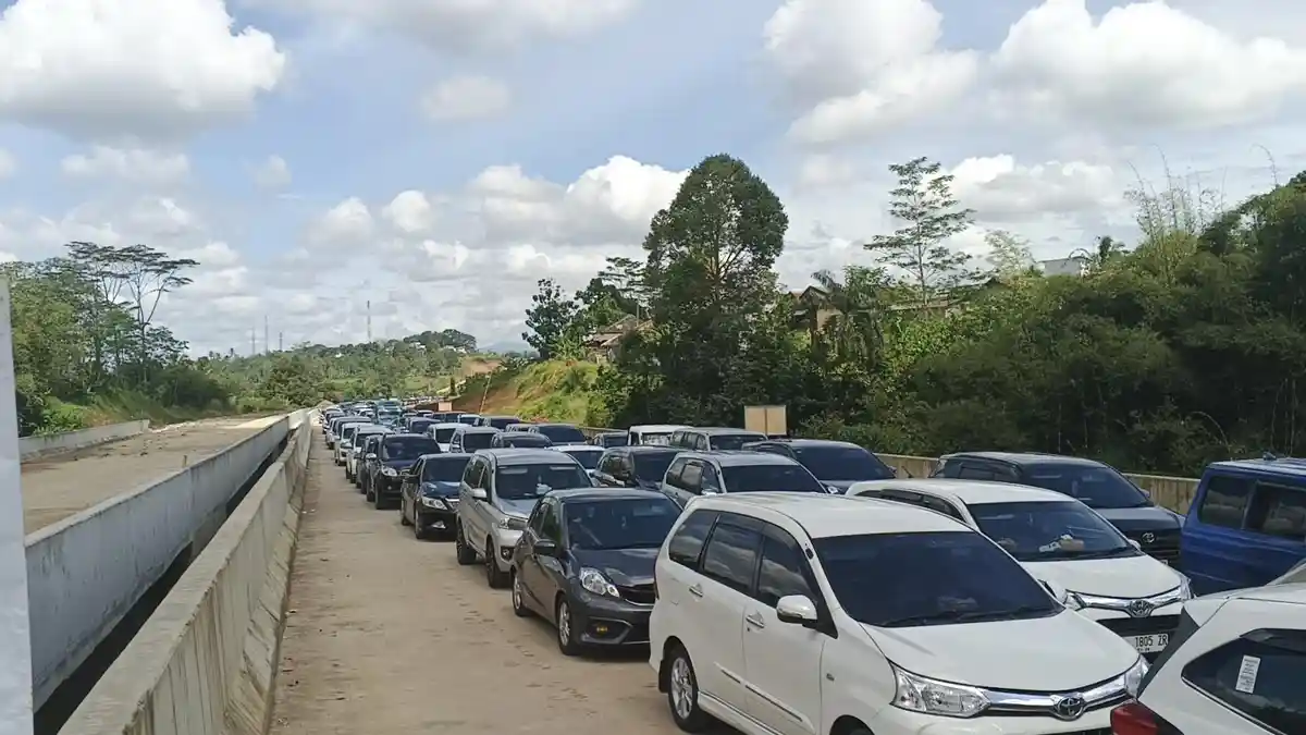 H+1 Lebaran, Exit Tol Bocimi Karangtengah dan Parungkuda Macet Parah, Mobil Wisatawan Mendominasi