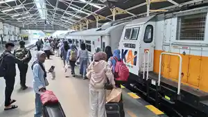 Potret-keramaian-di-Stasiun-Cirebon-Kejaksan-saat-momen-hari-hari-besarc.jpg