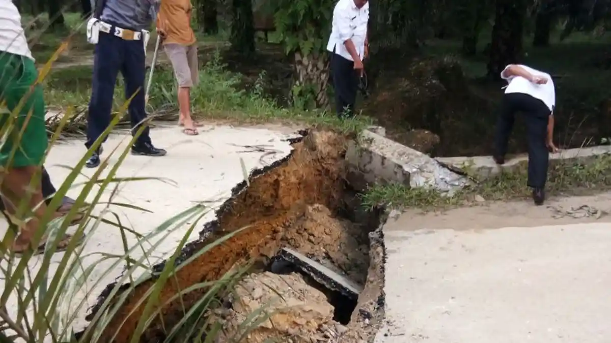 Jalan Gunung Meriah-Singkohor di Lae Hame Putus, Bupati Aceh Singkil Pimpin Perbaikan