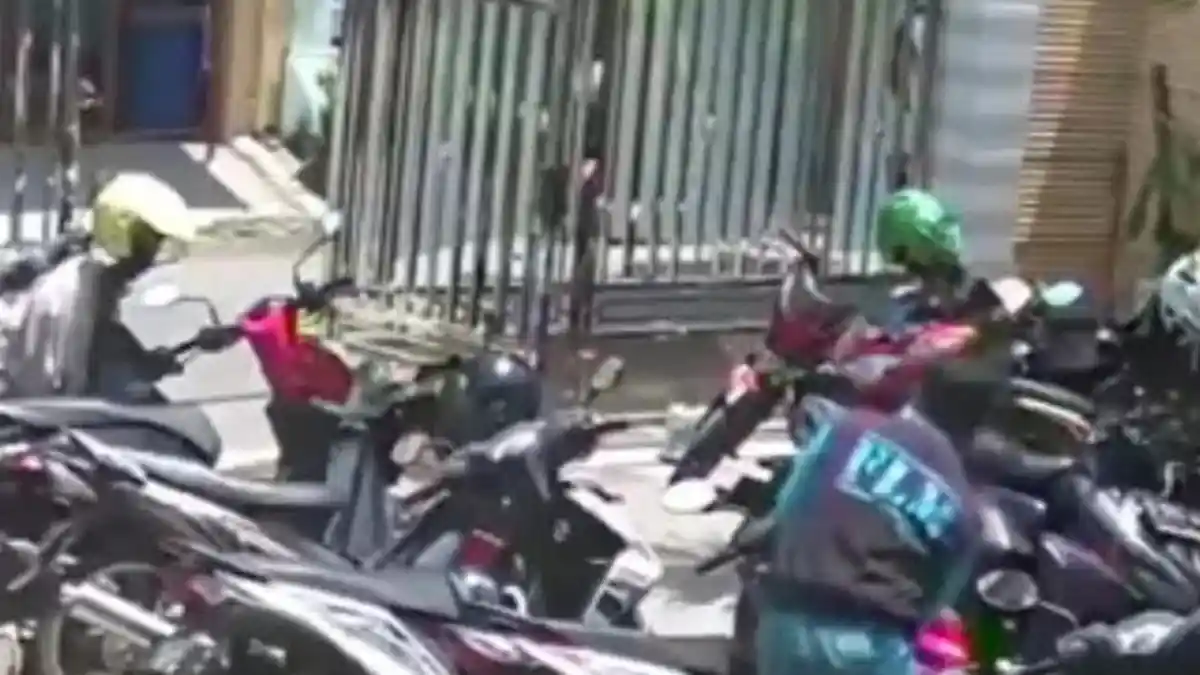 Terekam CCTV, Maling Motor Beraksi di Masjid Duduksampeyan Gresik Saat Shalat Jumat