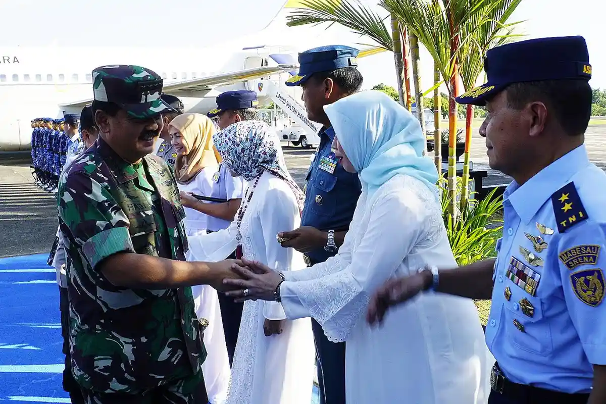 Danlantamal VI Makassar dan Ketua Korcab VI DJA II Sambut Panglima TNI dan Kapolri