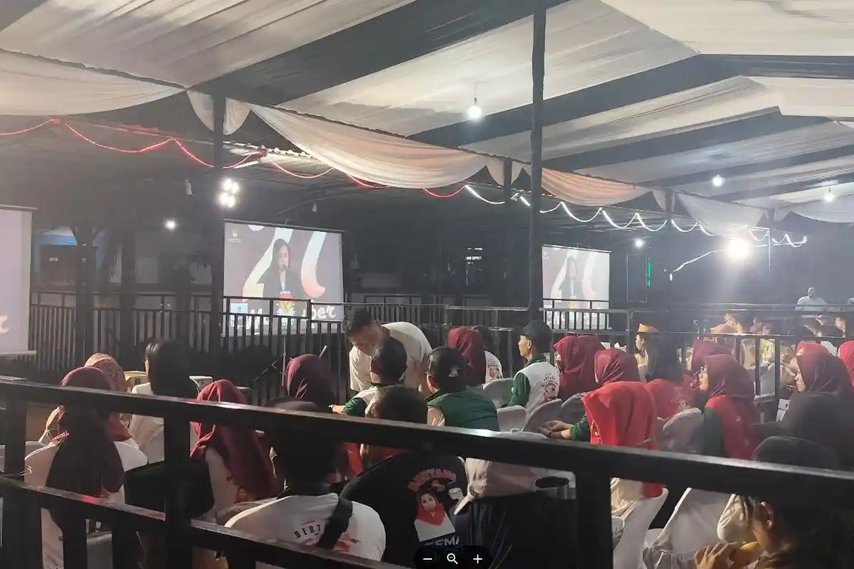 Suasana Nobar Debat Perdana Pilkada Kendal, Pendukung Saling Olok Visi - Misi Paslon Tapi Tetap Adem