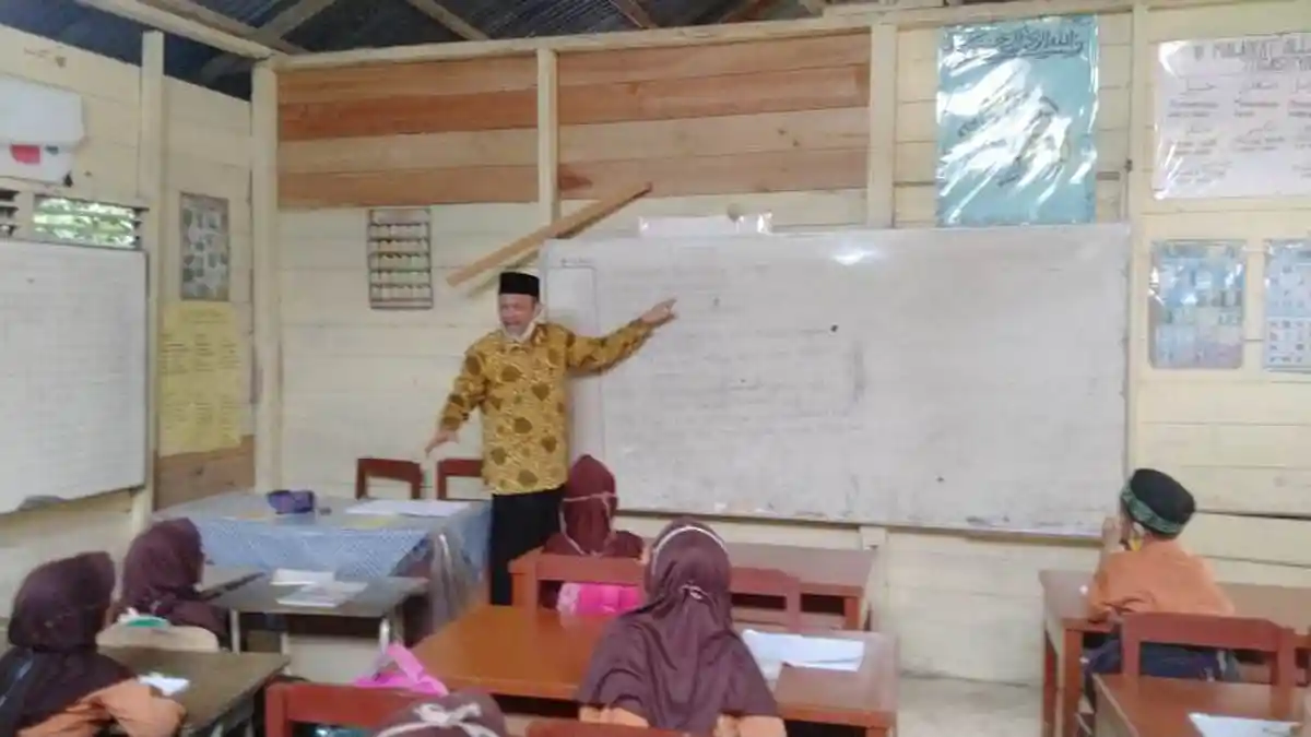 Kakankemenag Aceh Timur Tinjau Kegiatan Belajar Mengajar Tatap Muka di MIN 6, Ini Pesannya