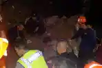 begini-proses-evakuasi-korban-longsor-ngesrep-banyumanik-dua-orang-tak-bernyawa_20161003_074308.jpg