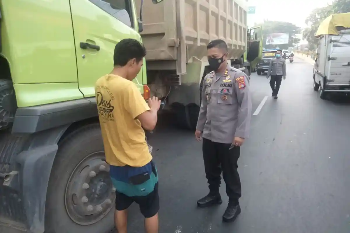 Sopir Fuso Ugal-ugalan Terobos Lampu Lalu Lintas, Kapolres Lombok Tengah Lakukan Ini