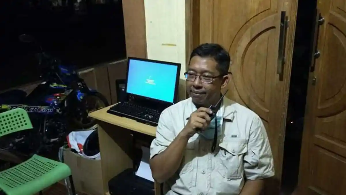 Pria Ini Pasang Sendiri Kabel Optik, Warga Kampung Akhirnya Bisa Nikmati Internet Murah