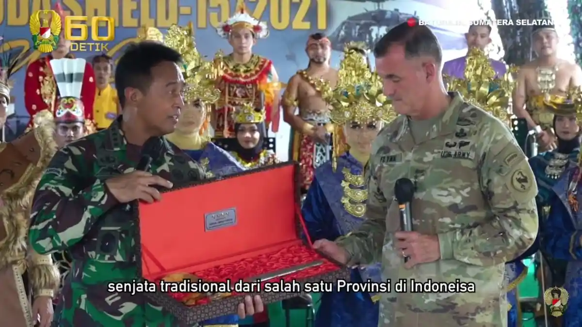 Ketulusan KSAD Andika Perkasa Berikan Pusaka Asli Indonesia Berbalas Tombak Hawaii dari Jenderal AS
