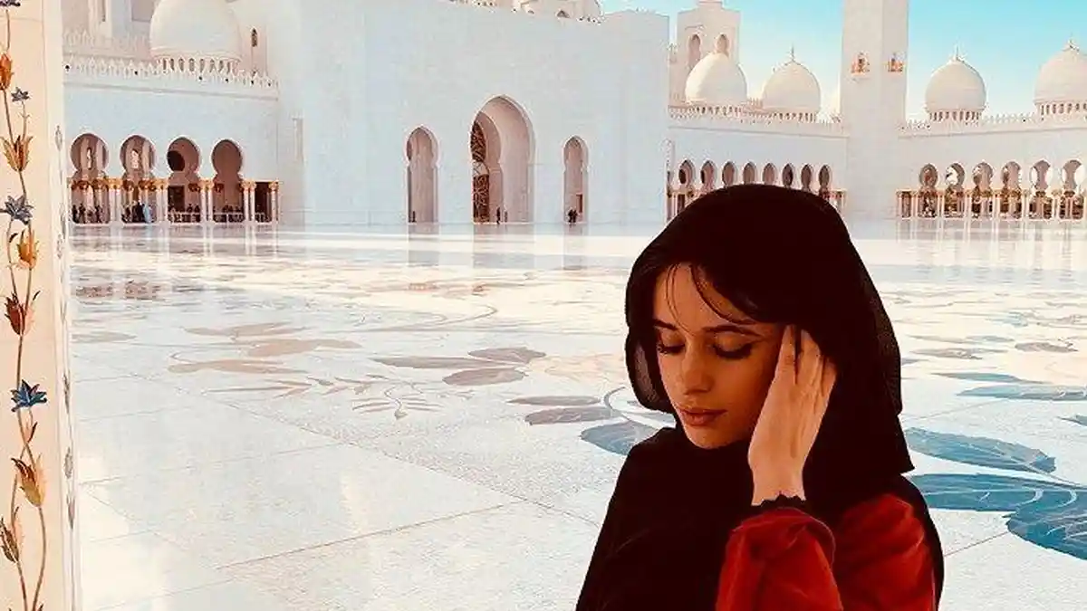 Potret Liburan Camila Cabello di Abu Dhabi hingga Italia