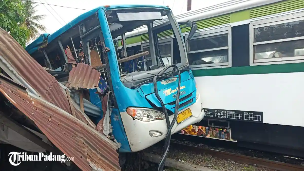 Warung Warga Hancur Gegara Tabrakan Kereta Api Vs Trans Padang, Siapa Ganti Rugi? Ini Kata PT KAI