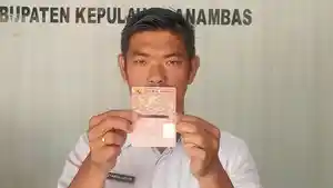 Petugas-Disdukcapil-Tunjukan-potret-blangko-e-KTP-WNA.jpg