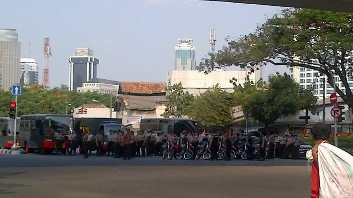 Demo Tolak Ahok Ricuh, Massa FPI Lempari Polisi dengan Kotoran Hewan
