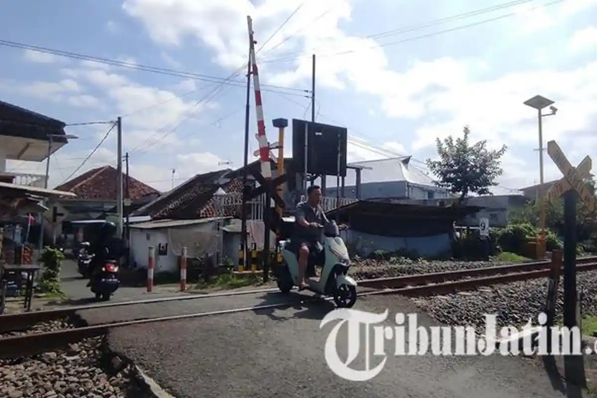 Pemuda Tewas Tertabrak Kereta di Blitar, Tinggalkan Ponsel dan Tas di Atas Motor