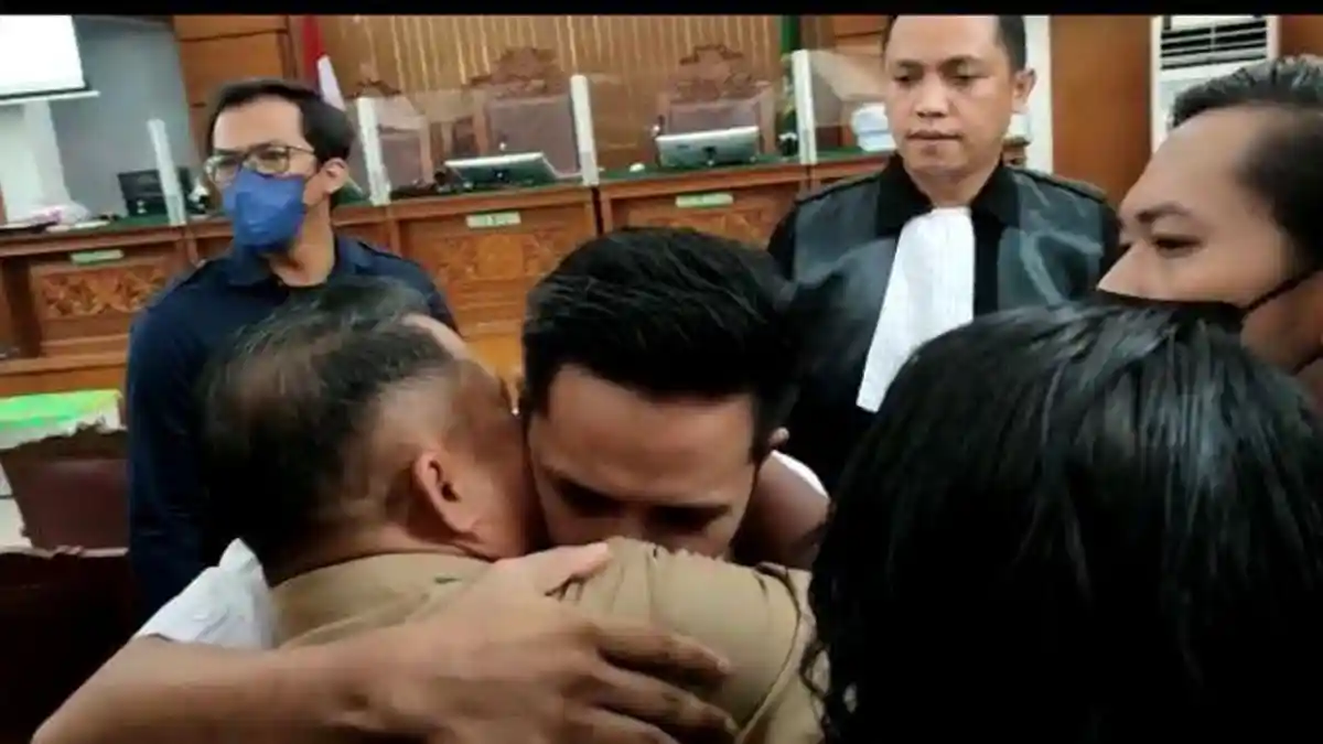 Bharada E Peluk Orang Tua Sebelum Sidang Pembunuhan Brigadir J Dimulai 