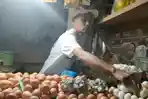 Pedagang-telur-di-Pasar-Srimangunan-jalan-KH-Wahid-Hasyi.jpg