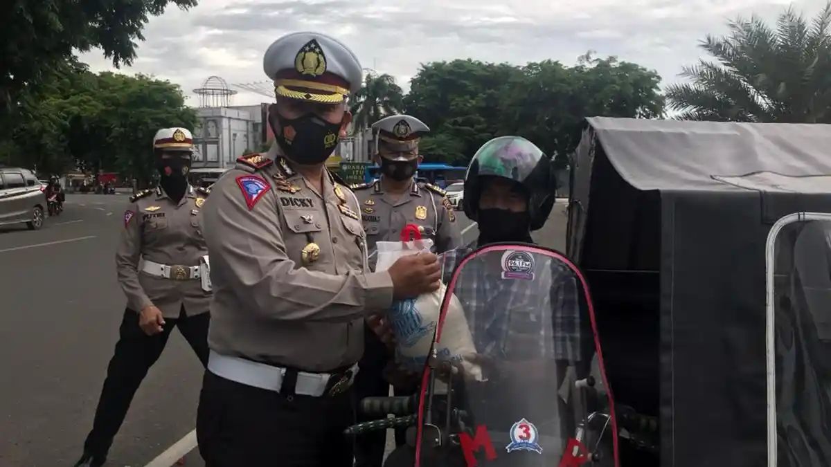 100 Abang Becak Dapat Beras Gratis Dari Ditlantas Polda Aceh