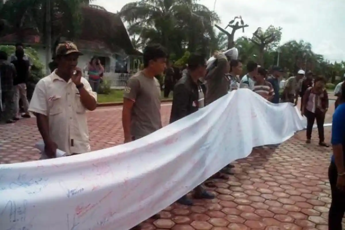 Tolak Pelantikan Hambit Bintih, Warga Gunung Mas Tanda Tangan di Kain Putih