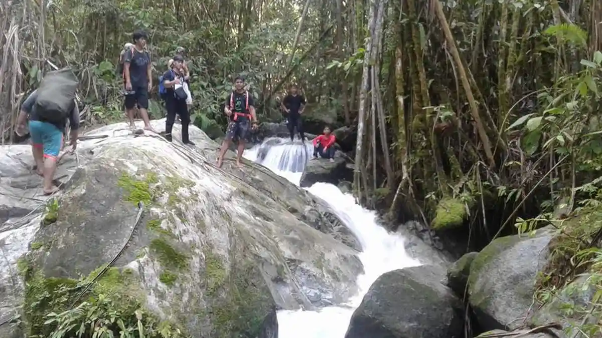 Inilah Air Terjun Tulang-tulang Luwu Utara, Belum Banyak yang Tahu, Jalan Kaki 7 Jam - air-terjun-3652_20170410_122348.jpg
