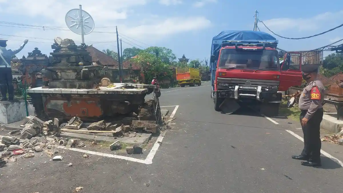Diduga Rem Blong, Truk Merah Seruduk Palinggih Sapu Jagat di Selemadeg Tabanan