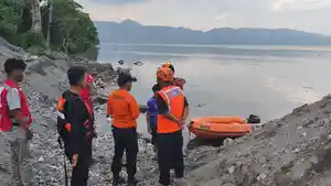 anak-hanyut-di-Danau-Singkarak-2332026.jpg
