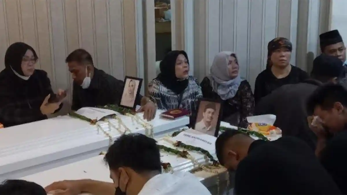 Isak Tangis Keluarga Pecah Sambut Kedatangan Jenazah Vanessa Angel dan Bibi Ardiansyah di Rumah Duka