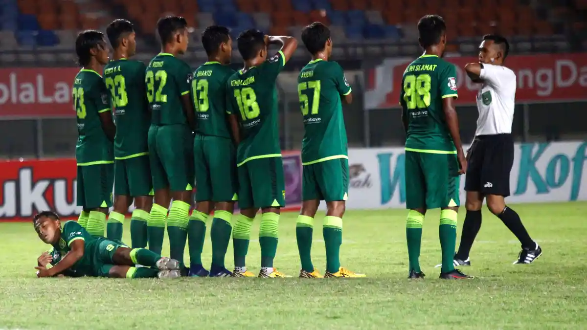 Hadapi Persib di Perempat Final, Aji Santoso Wanti-wanti Lini Belakang Persebaya