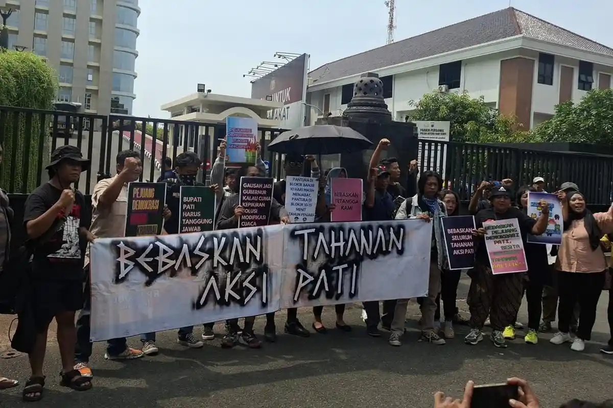 "Pejuang Demokrasi Bukan Kriminal": Puluhan Warga Pati Kepung Polda Jateng Tuntut Pembebasan Aktivis