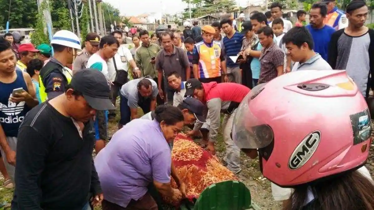 Lagi Asyik Nongkrong, Rizki Tewas Tersambar Kereta Api Argo Muria di Mberok Semarang