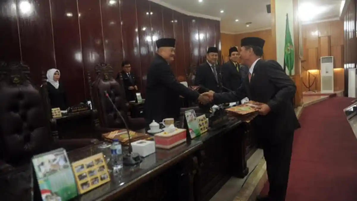 Gubernur Simak Sumbang Saran Fraksi -Fraksi Demi Samakan Pendapat Tentang Raperda