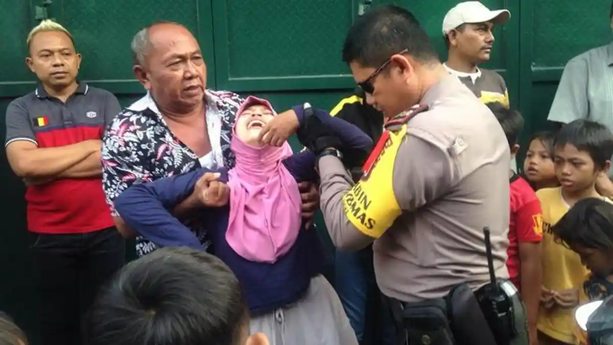 Istri Bandar Narkoba Ini Ngamuk Histeris serta Guling-gulingan Minta Polisi Lepaskan Suaminya