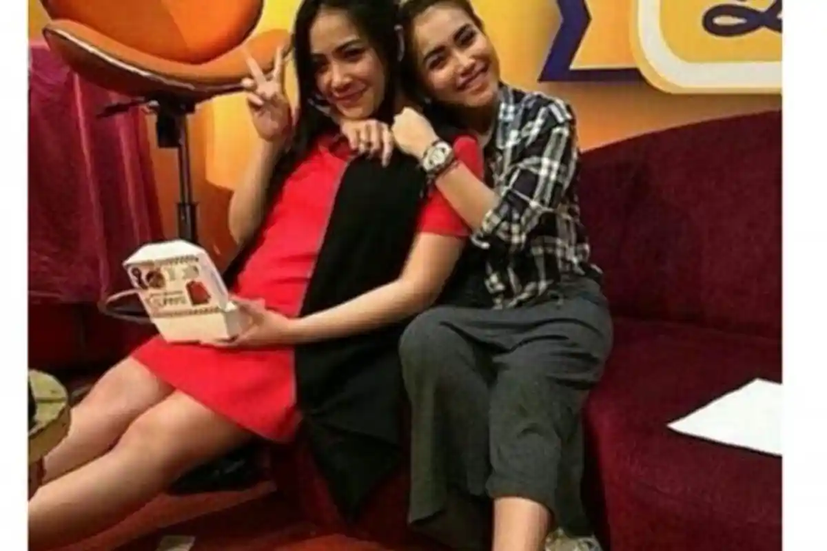 Beredar Foto Kemesraan Ayu Ting Ting dan Nagita, Ternyata ini Fakta Sebenarnya