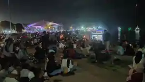Puluhan-ribu-pengunjung-padati-Pantai-Ancol-jelang-kembang-api-malam-tahun-baru-2023.jpg