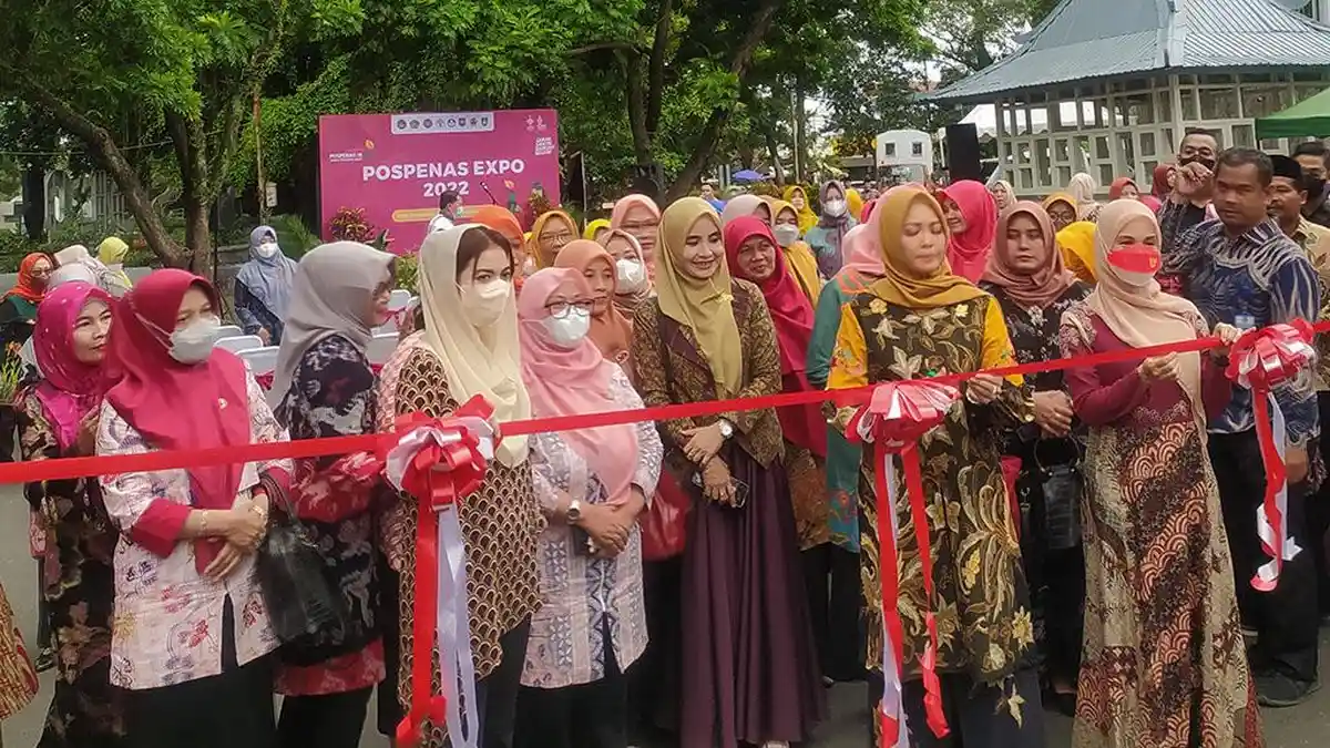 Pospenas Expo IX di Solo, Siti Atikoh dan Selvi Ananda Cek Produk Unggulan Santri