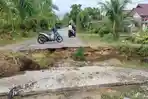 Jembatan Ambruk di Dusun 4 Gosong Telaga Barat Belum Diperbaiki, Warga Terpaksa Buat Jalan Darurat